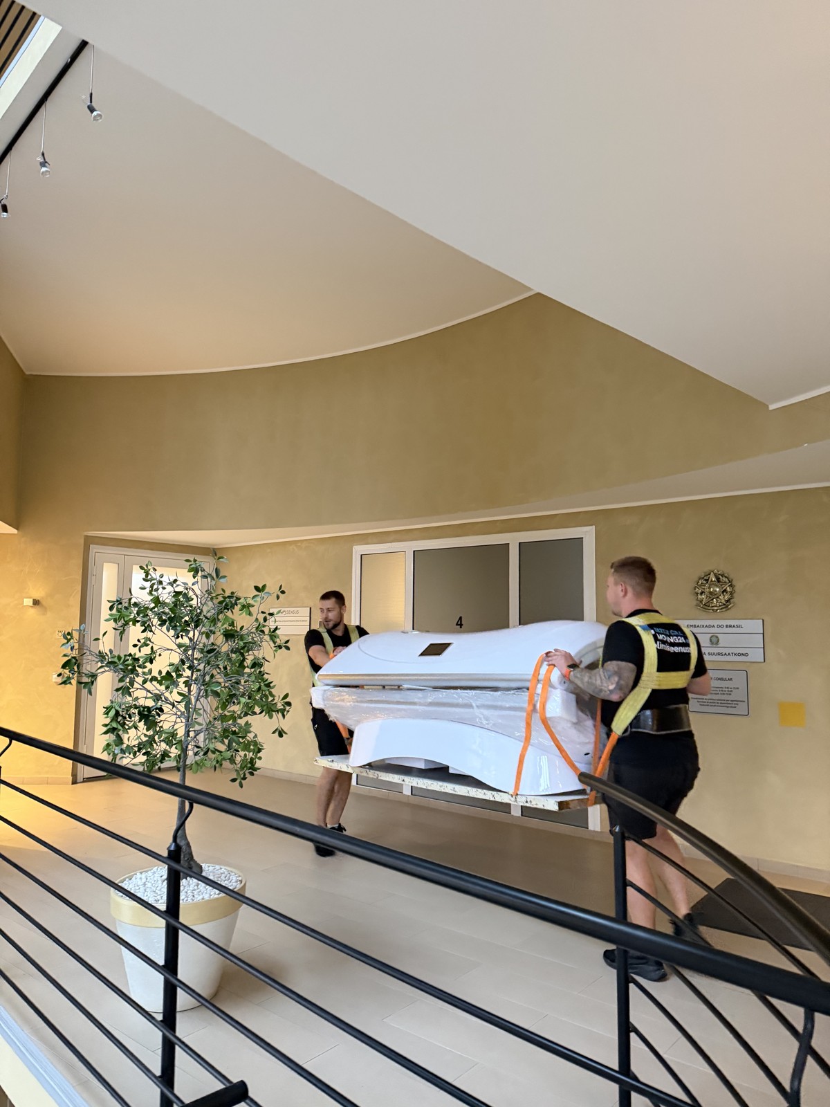 Moving24 meeskond kannab pakitud seadet trepil