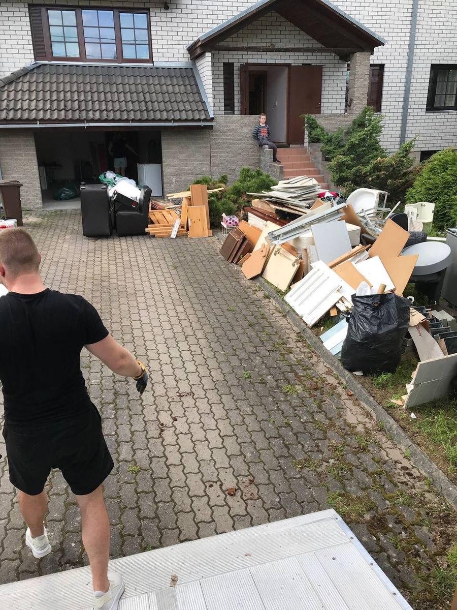 Moving24 töötaja eramu hoovis äraveoks kogutud mööbli ja kastide juures